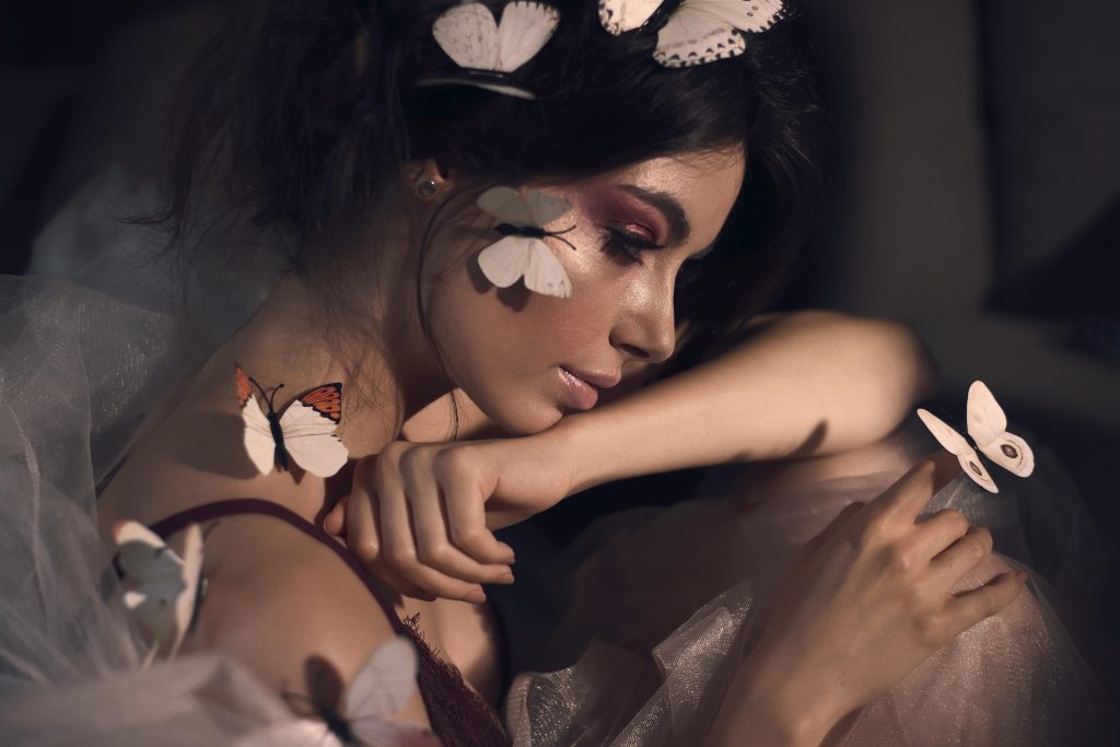 Model Rambut Butterfly: Tren Terkini yang Memikat di Dunia Wisata - Kim ...