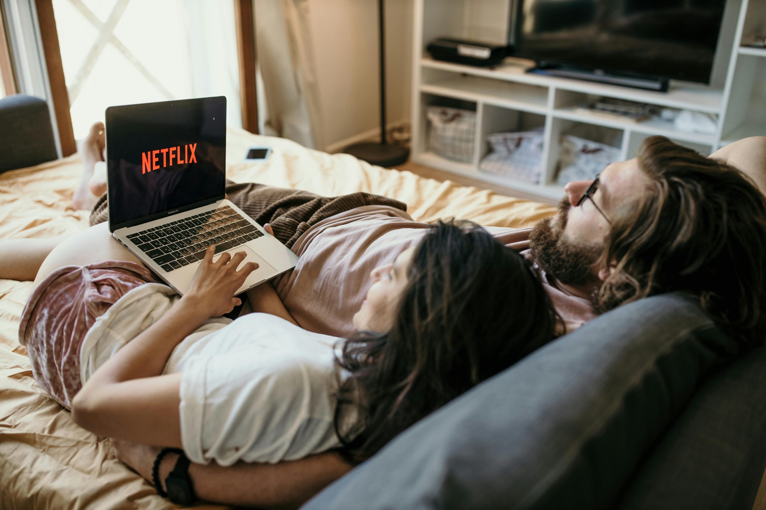 Ilustrasi netflix and chill adalah